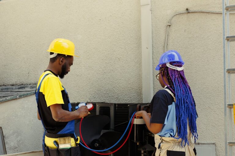 Jak efektywnie zarządzać instalacjami elektrycznymi i hydraulicznymi w budynkach