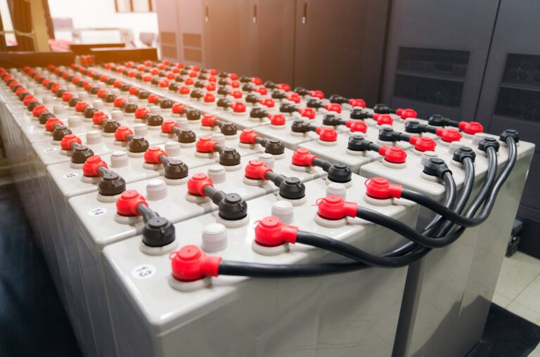 Magazyny energii: kluczowe rozwiązanie dla nowoczesnych instalacji elektrycznych