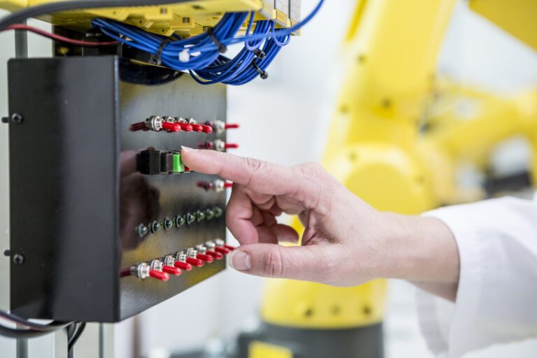 Jak naprawić awarie w systemie sterowania procesami technologicznymi