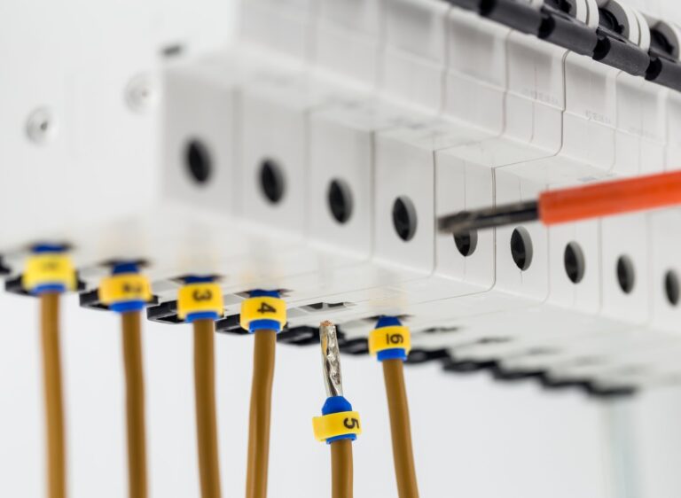 Jak zabezpieczyć instalację elektryczną przed przepięciami