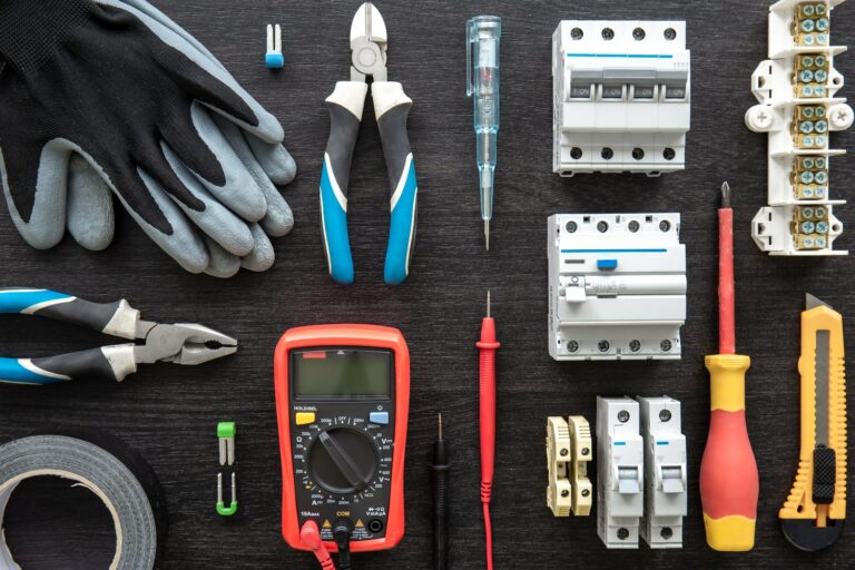Praktyczny przewodnik po aparaturze elektrycznej dla instalatorów