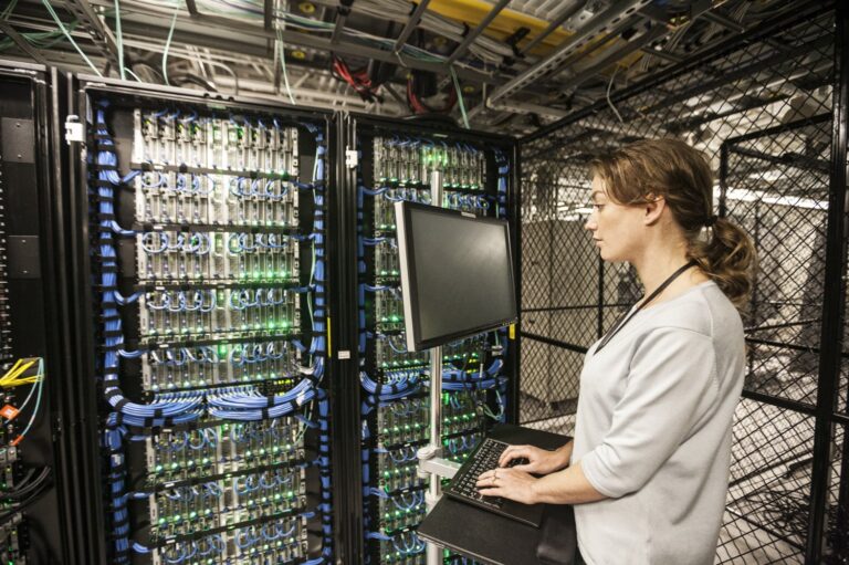 Rozwiązywanie usterek w systemie zasilania awaryjnego UPS dla serwerowni