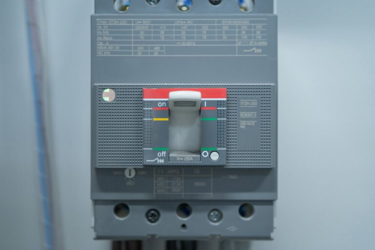Profesjonalne rozwiązania do ochrony instalacji elektrycznych w budownictwie