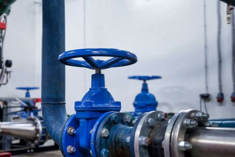 Co powoduje szumy w instalacji wodnej i jak je wyeliminować