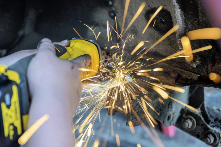 Co zrobić gdy gniazdko elektryczne iskrzy