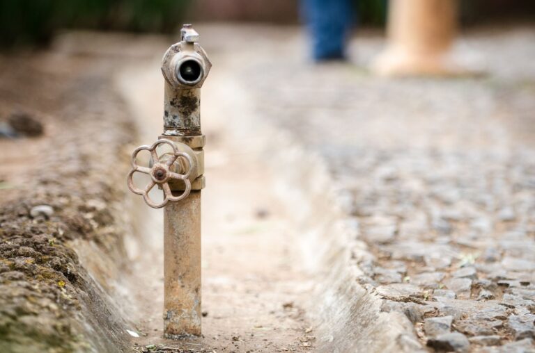 Co zrobić gdy z kranu leci zbyt słaby strumień wody