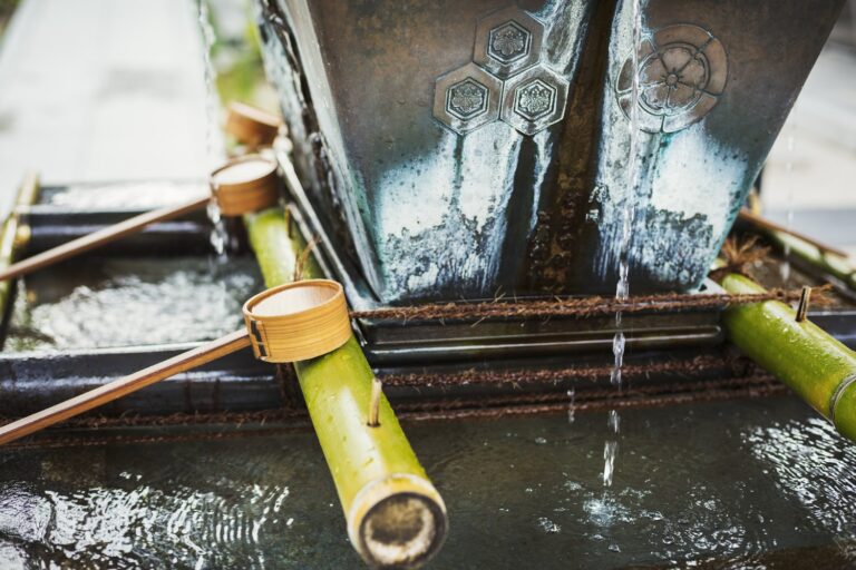 Dlaczego woda w kranie jest rdzawa i jak temu zaradzić