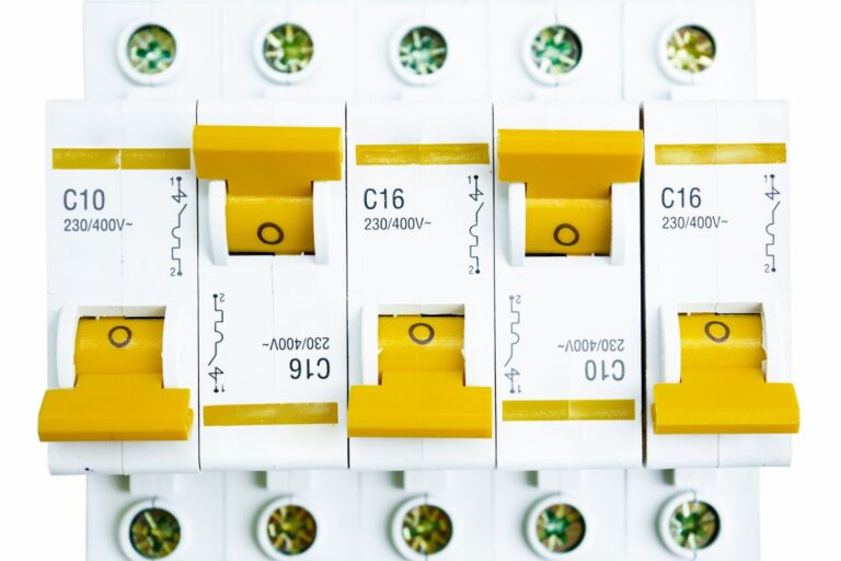 Jak wybrać odpowiedni bezpiecznik do domowej instalacji elektrycznej