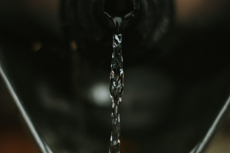 Dlaczego kran pulsacyjnie wypuszcza wodę i jak to naprawić