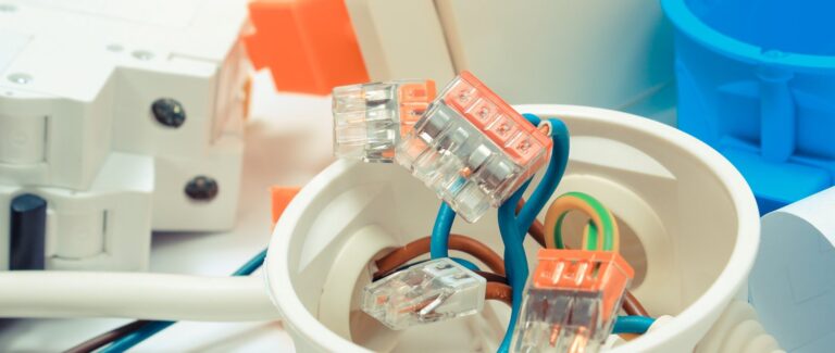 Jak efektywnie zaplanować i wykonać instalację elektryczną w budynku