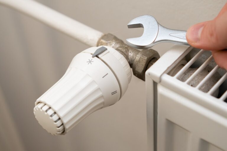 Jak rozpoznać awarię zaworu termostatycznego w grzejniku