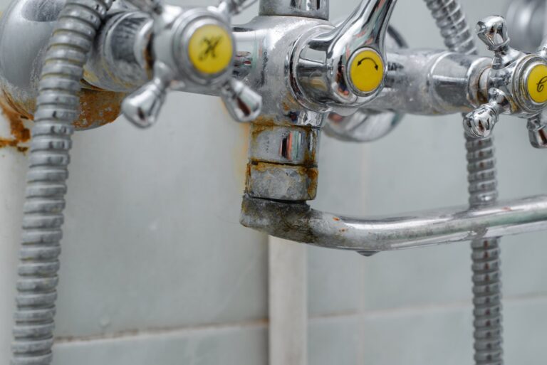 Jak rozwiązać problem słabego ciśnienia wody w kranie