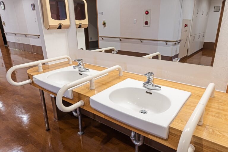 Jak wybrać i zainstalować umywalkę dla osób z niepełnosprawnością