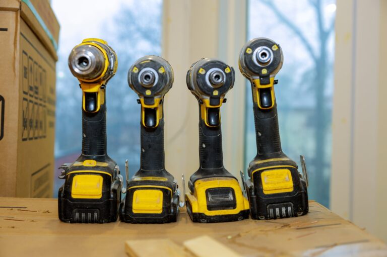 Jak wybrać odpowiednie elektronarzędzia do prac remontowych i budowlanych