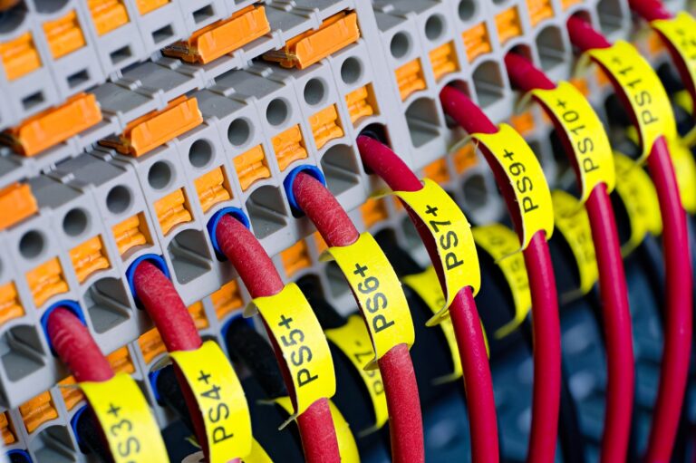 Jakie są oznaczenia na przewodach elektrycznych i co oznaczają