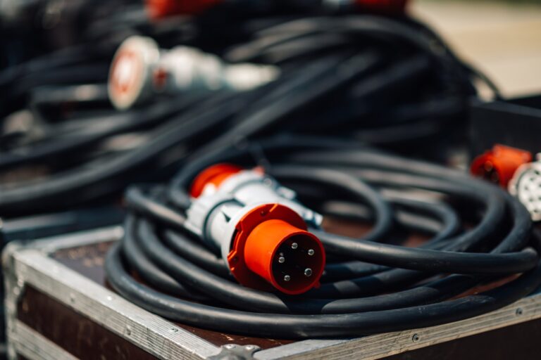 Praktyczny przewodnik po kablach i przewodach elektrycznych dla instalatorów