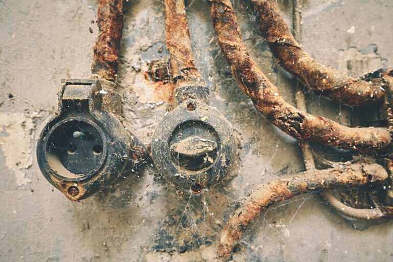 Co powoduje korozję na złączkach elektrycznych w wilgotnych pomieszczeniach