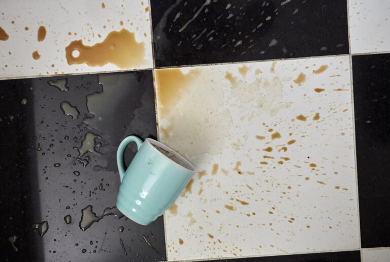 Co powoduje pojawianie się wody pod zmywarką