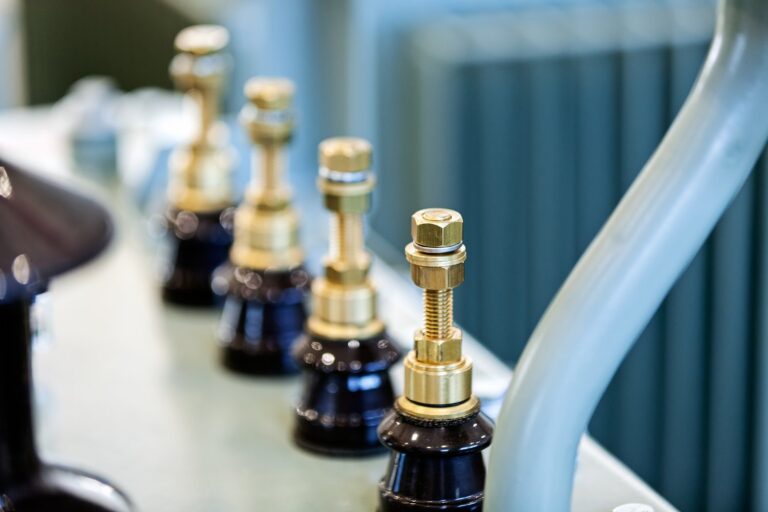 Co powoduje słaby strumień wody tylko z zimnej strony baterii