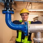 Co powoduje stukanie w rurach po zamknięciu kranu