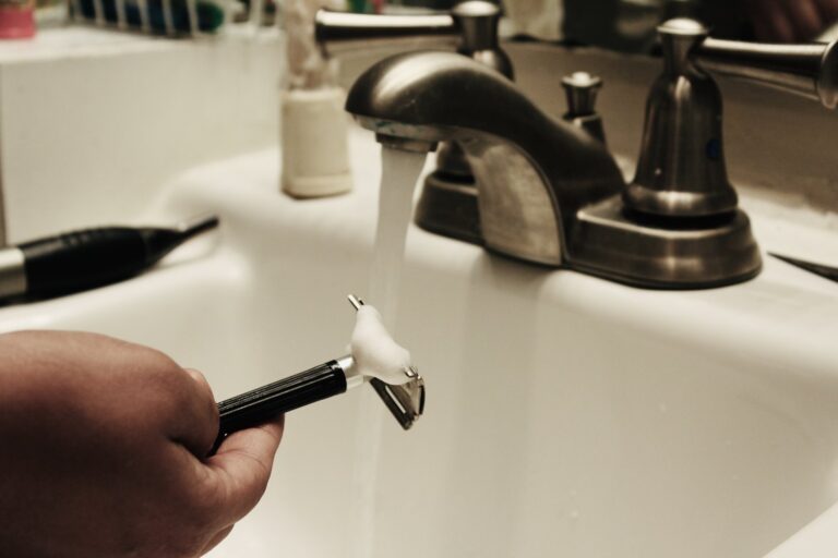 Co zrobić gdy bateria wannowa puszcza wodę między uchwytem a korpusem