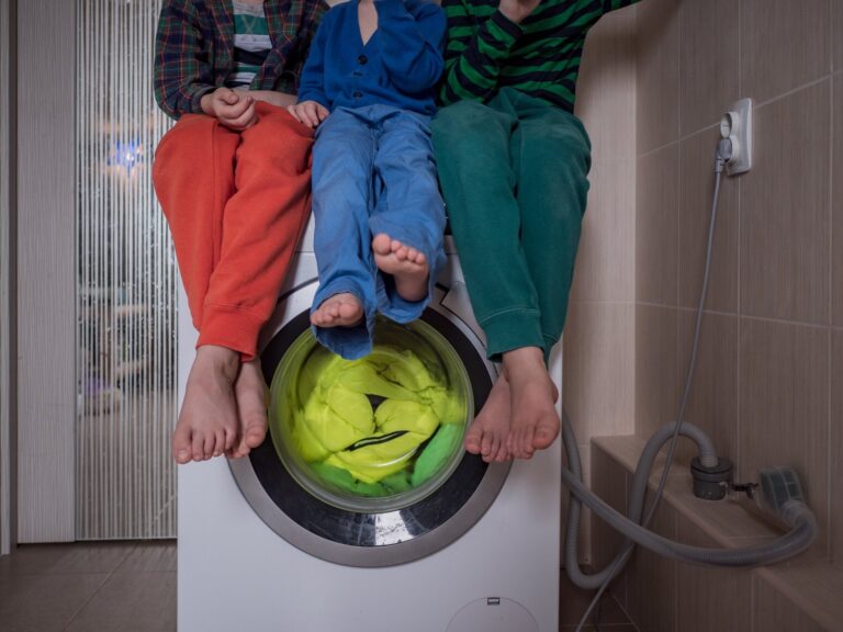 Co zrobić gdy z pralki wypływa woda na podłogę