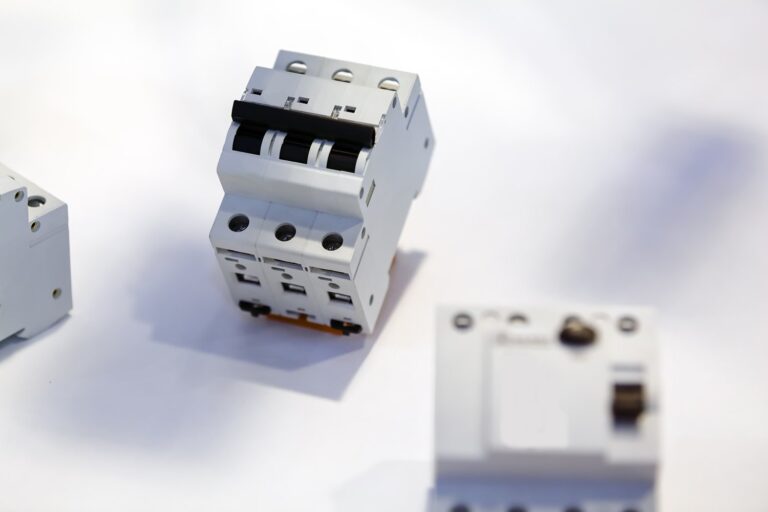 Dlaczego bezpiecznik C16 wypada przy włączeniu mikrofalówki