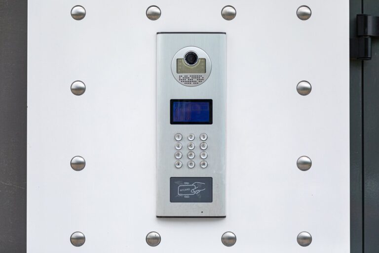 Dlaczego domofon słabo słychać podczas rozmowy