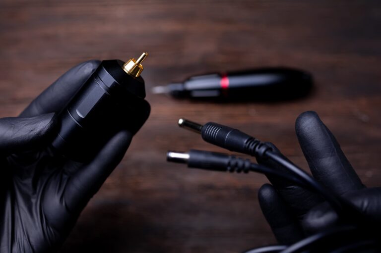 Dlaczego kabel ładowarki przegrzewa się w gniazdku