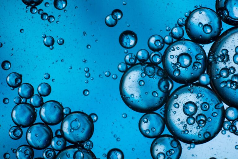 Dlaczego woda z kranu ma biały kolor przez kilka sekund