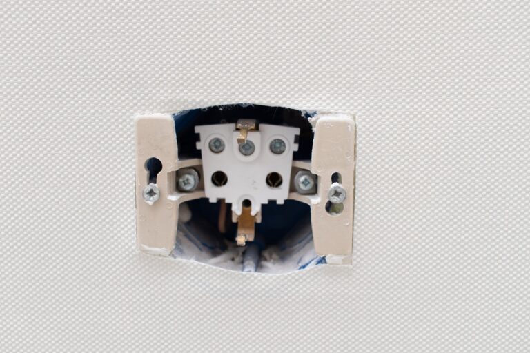 Dlaczego wyłącznik schodowy przestaje działać w jednej pozycji