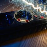 Dlaczego wyłącznik światła iskrzy przy włączaniu