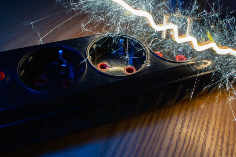 Dlaczego wyłącznik światła iskrzy przy włączaniu