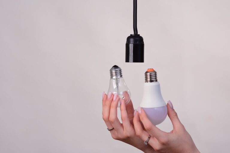 Dlaczego żarówka LED pali się słabiej w niektórych gniazdkach