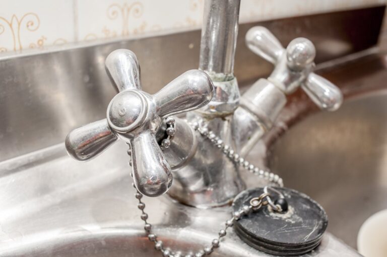 Jak naprawić kran który obraca się w całości podczas użycia