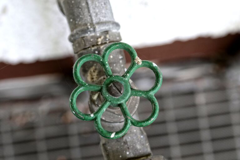 Jak prawidłowo dobrać i zamontować rozety na rury w instalacjach hydraulicznych