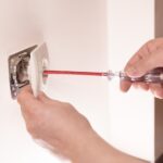 Jak rozwiązać problem z gniazdkiem które nie trzyma wtyczki