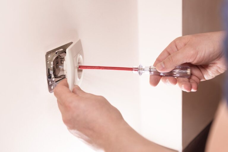 Jak rozwiązać problem z gniazdkiem które nie trzyma wtyczki