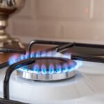 Jak rozwiązać problem z wonią gazu przy kuchence mimo zamkniętych zaworów