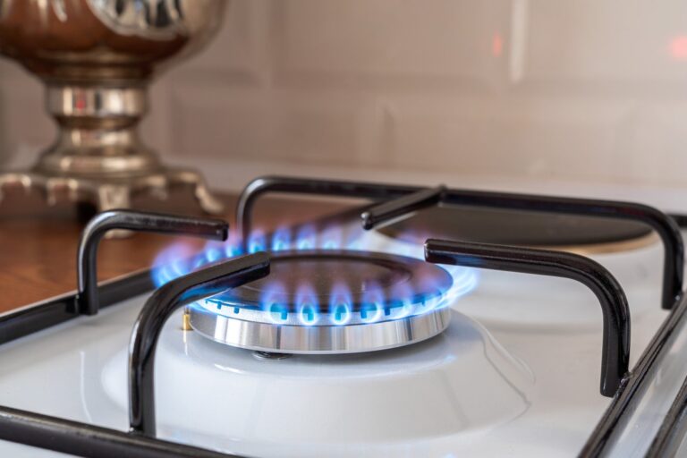 Jak rozwiązać problem z wonią gazu przy kuchence mimo zamkniętych zaworów