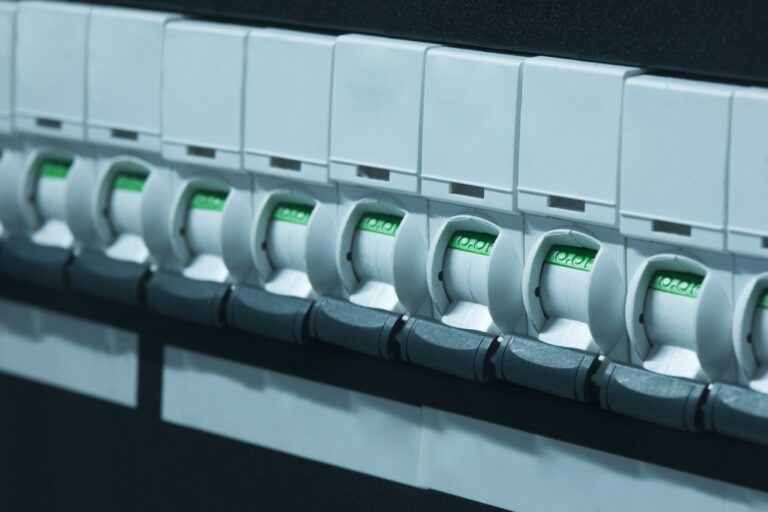 Jak wybrać odpowiedni wyłącznik silnikowy dla instalacji jednofazowej