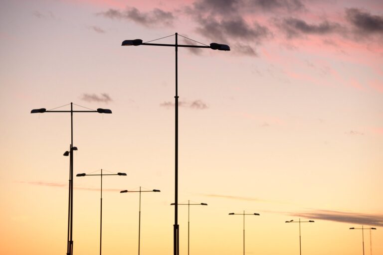 Jak wybrać odpowiednie słupy stalowe do oświetlenia